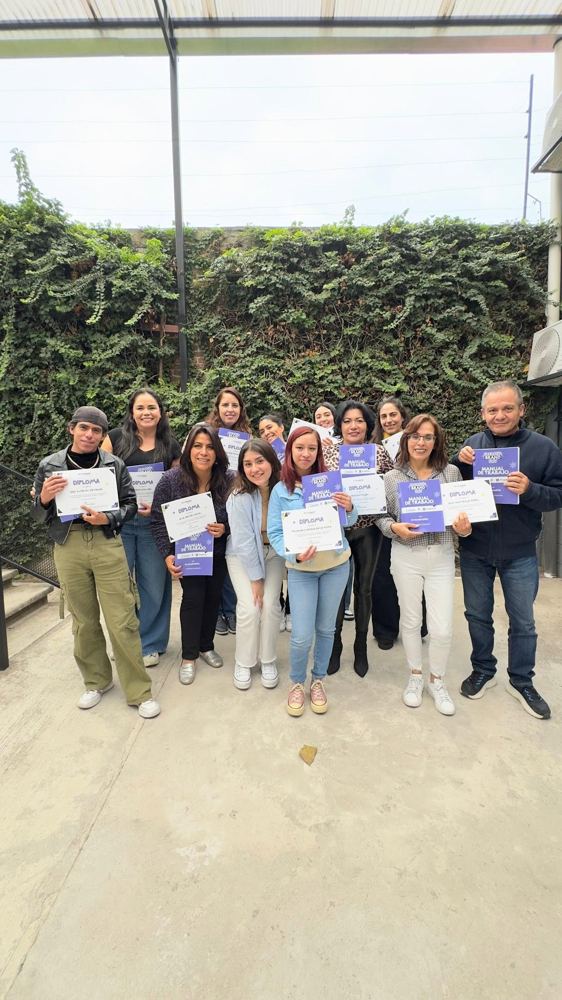 Grupo del curso con diplomas