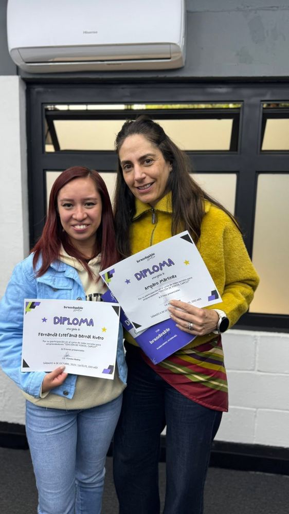 Alumnas con diploma de CapCut