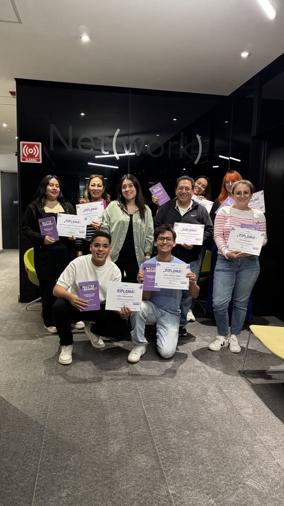 Grupo del curso Master Brand Day con diplomas