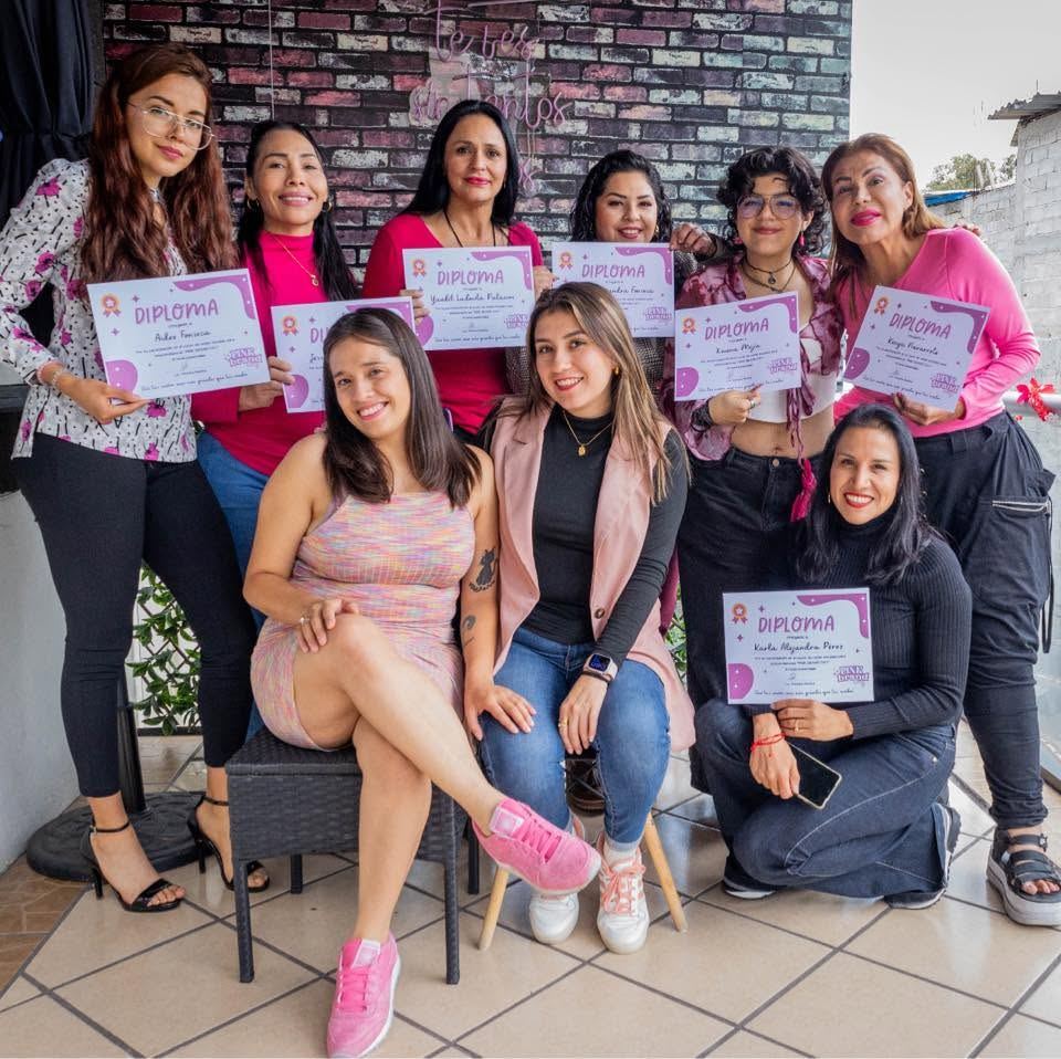 Grupo de alumnas con diploma