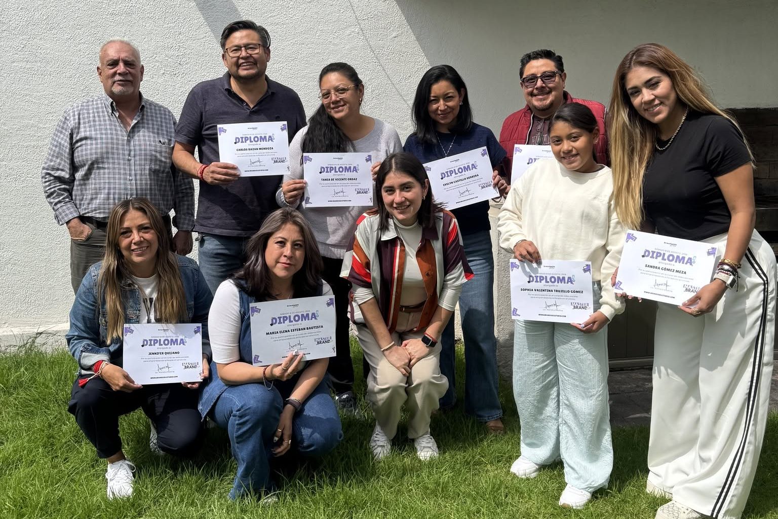 Grupo de alumnas y alumnos de Brandeable Studio con diploma